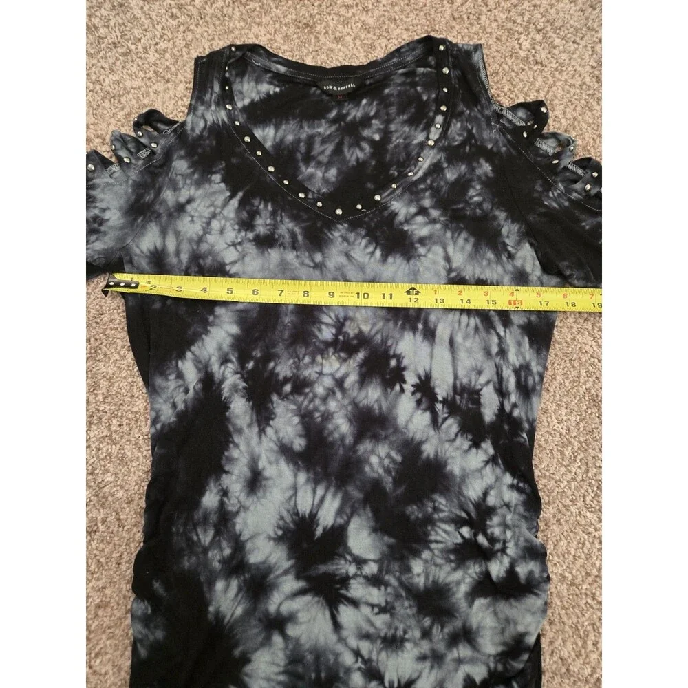 ROCK & REPUBLIC Studded Cold Shoulder Women's Black Tie Dye Top size Medium - Picture 6 of 7